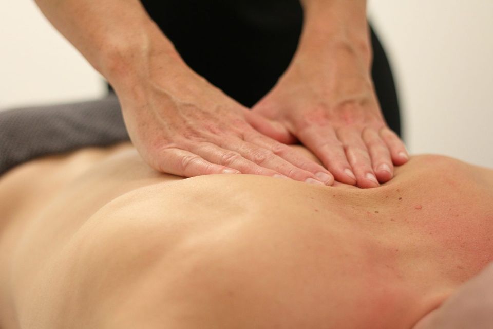 Tui Na: hands-on manual therapy on the back